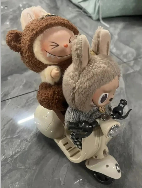 Mini Moto Électrique Labubu avec Musique et Lumière - Accessoire Poupée Kawaii Cadeau