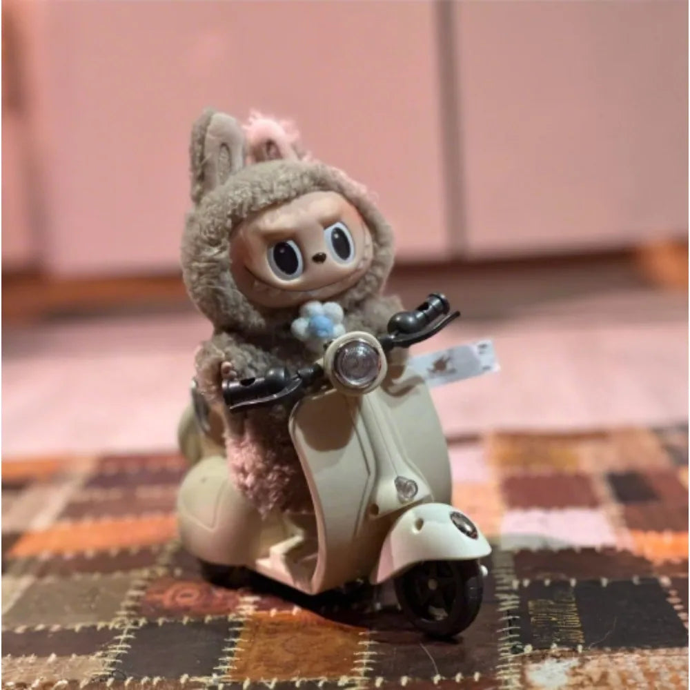 Mini Moto Électrique Labubu avec Musique et Lumière - Accessoire Poupée Kawaii Cadeau