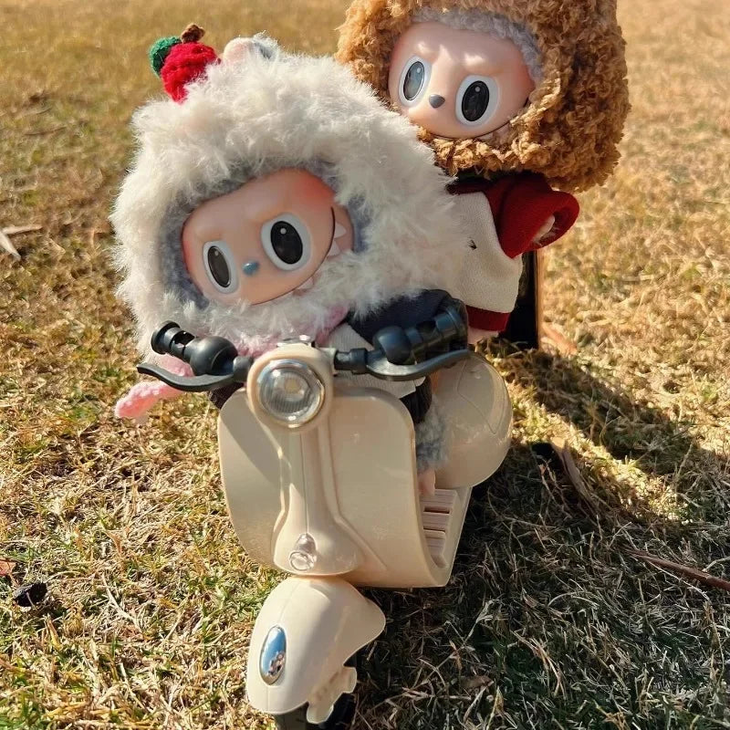 Mini Moto Électrique Labubu avec Musique et Lumière - Accessoire Poupée Kawaii Cadeau